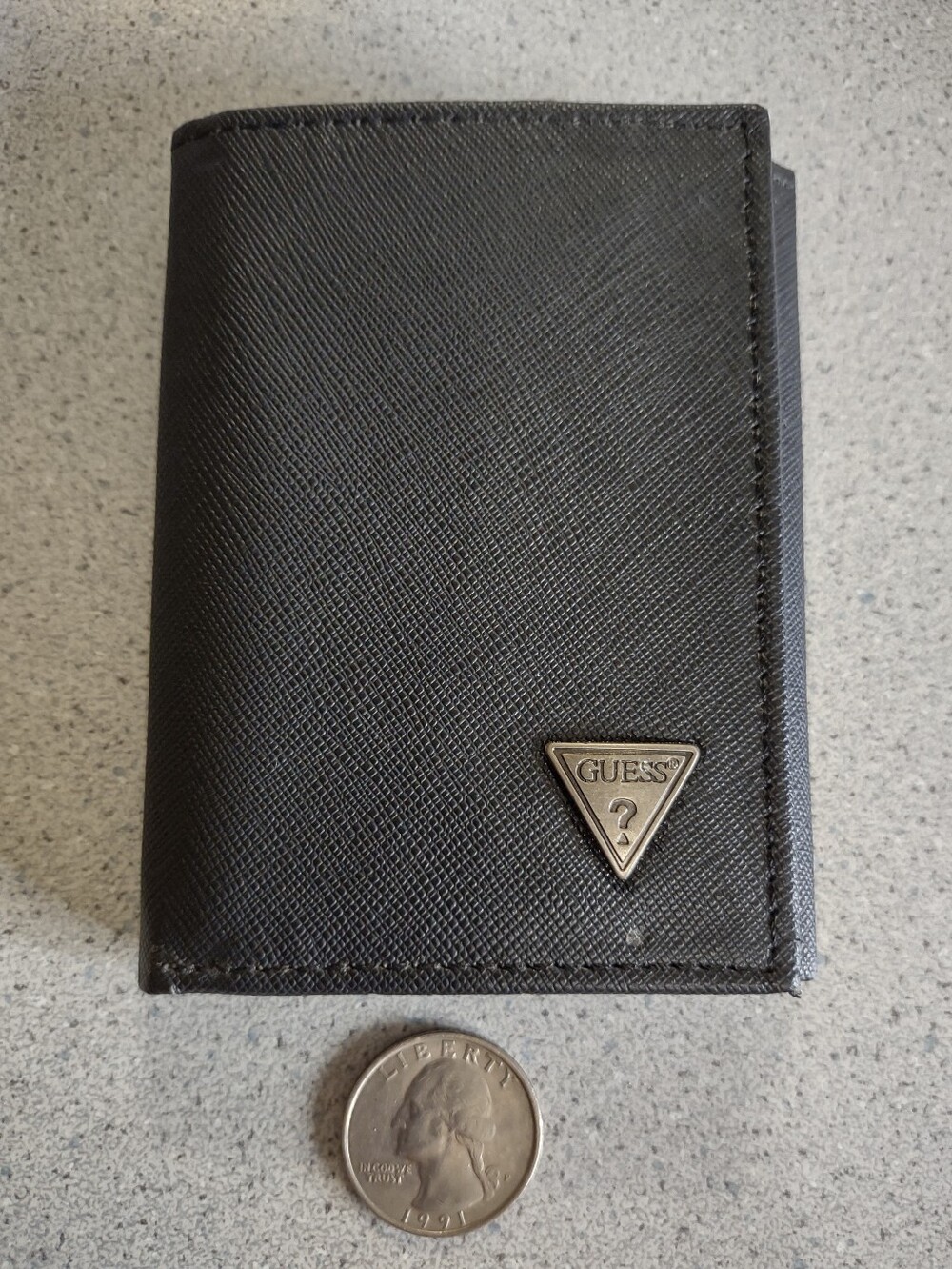 NWOT:Guess Trifold*
